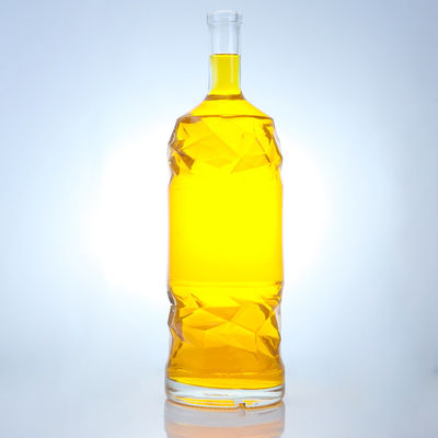 Botella de vidrio de licor con logotipo en relieve personalizable y color de botella claro o personalizado