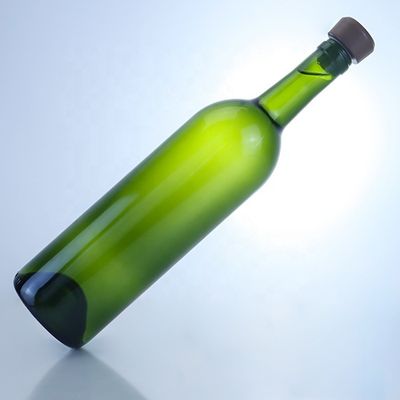 Botella de vidrio verde antiguo de 700 ml para bebidas alcohólicas Rum Gin Aceite y cerveza Material base vidrio