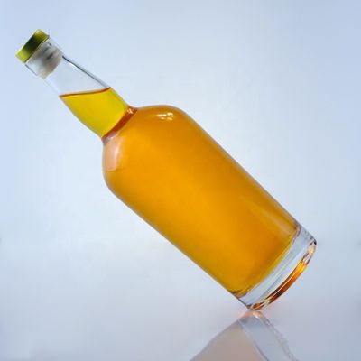 Botella de vidrio Valiant de 750 ml para cerveza hecha de vidrio transparente