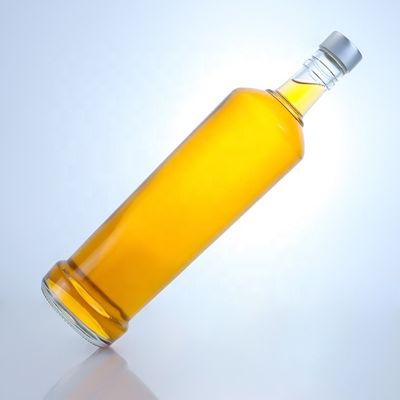 Botella de vidrio de whisky de diseño personalizado de 750 ml con material y color claro o personalizado
