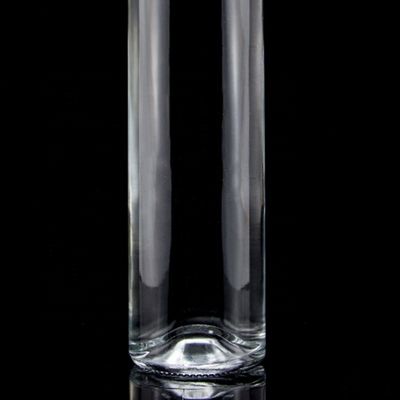 Exquisito diseño Vodka Liquor Botella de vidrio 750ml Botella de vidrio transparente con tapa de tornillo
