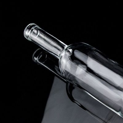 Exquisito diseño Vodka Liquor Botella de vidrio 750ml Botella de vidrio transparente con tapa de tornillo