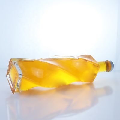 Logotipo personalizado Botella de vidrio especial de forma 700ml 750ml con tapa de tornillo