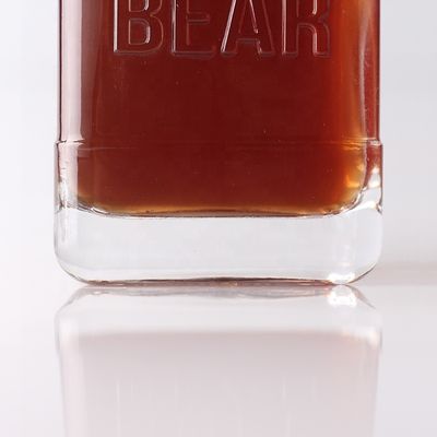 Material del cuello Vidrio 500 ml 700 ml Botella transparente en relieve para whisky ron ginebra brandy