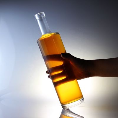 Botella de vidrio de vodka de 750 ml con corcho y forma cilíndrica única en un diseño único