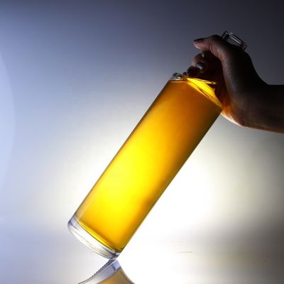 Botella de vidrio de vodka de 750 ml con corcho y forma cilíndrica única en un diseño único