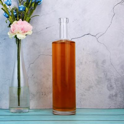 Botella de vidrio de vodka de 750 ml con corcho y forma cilíndrica única en un diseño único