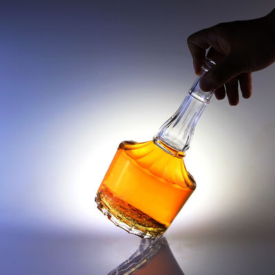 Botella de vidrio de 500 ml con corcho para whisky vodka bebidas espirituosas grabado en diseño de cuello largo