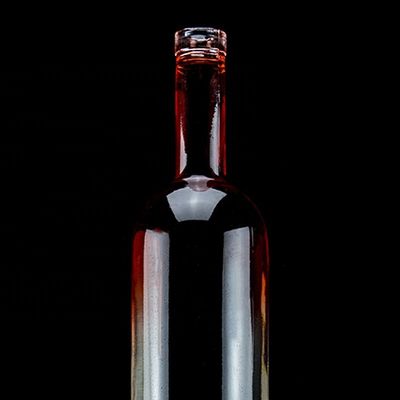 Color rojo de revestimiento Botella de vidrio de tequila de 750 ml con diseño único y corcho