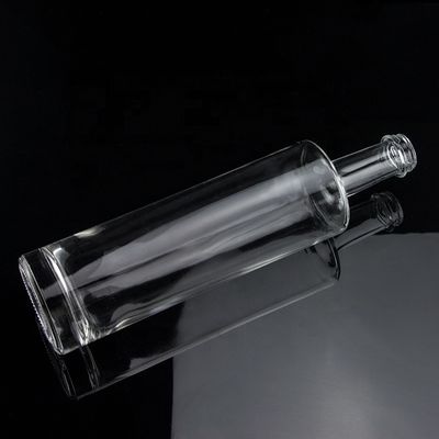 Diseño único 750 ml de cuello largo botella de vidrio de vodka vacía con tapa de tornillo Super cristal de pedernal