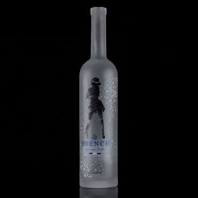 Botella de vidrio de vodka de forma clásica de 700 ml y 750 ml de agua fría para embalaje de bebidas