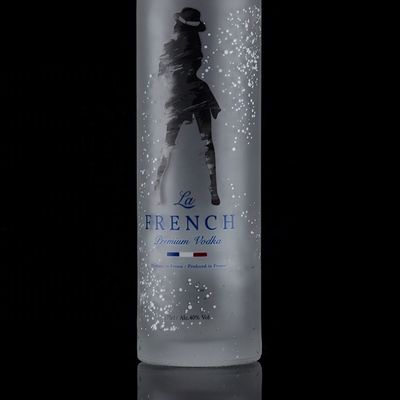 Botella de vidrio de vodka de forma clásica de 700 ml y 750 ml de agua fría para embalaje de bebidas