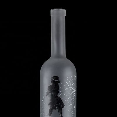 Botella de vidrio de vodka de forma clásica de 700 ml y 750 ml de agua fría para embalaje de bebidas