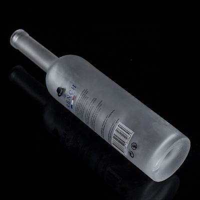 Botella de vidrio de vodka de forma clásica de 700 ml y 750 ml de agua fría para embalaje de bebidas
