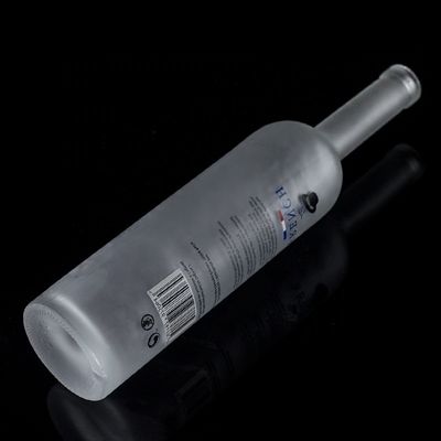 Botella de vidrio de vodka de forma clásica de 700 ml y 750 ml de agua fría para embalaje de bebidas