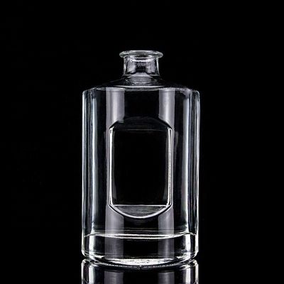 Botella de vidrio de vodka de 750 ml de forma personalizada con tapa de corcho y acabado redondo transparente