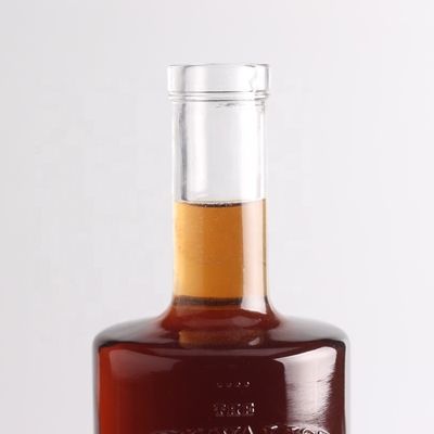 Botella de vidrio de tequila con grabado de 750 ml por litro con forma redonda y tipo de sellado de corcho