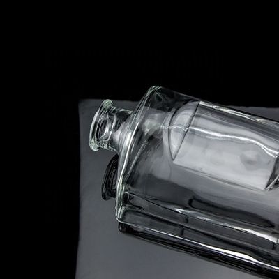 Botella de vidrio de vodka de 750 ml de forma personalizada con tapa de corcho y acabado redondo transparente