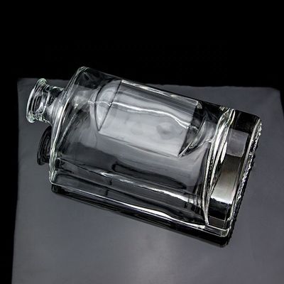 Botella de vidrio de vodka de 750 ml de forma personalizada con tapa de corcho y acabado redondo transparente