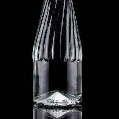 Material del cuerpo de vidrio 500ml 700ml Botella de vino de whisky con diseño único de fondo elevado