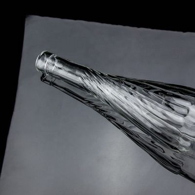 Material del cuerpo de vidrio 500ml 700ml Botella de vino de whisky con diseño único de fondo elevado