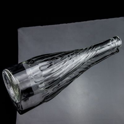 Material del cuerpo de vidrio 500ml 700ml Botella de vino de whisky con diseño único de fondo elevado