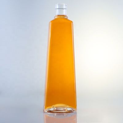 Botella de ginebra redonda de 750 ml de cristal de sílex con acabado superior de tornillo y diseño libre