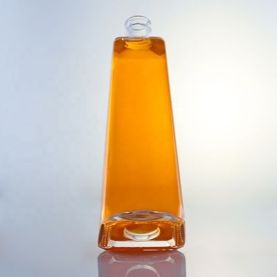 Botella de ginebra redonda de 750 ml de cristal de sílex con acabado superior de tornillo y diseño libre