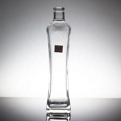 Botella de vidrio de vodka en forma de mujer con decal y variedad de opciones de capacidad
