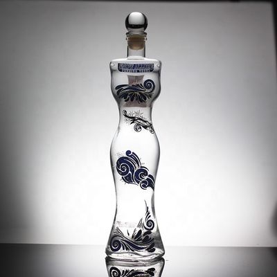 Botella de vidrio de vodka en forma de mujer con decal y variedad de opciones de capacidad