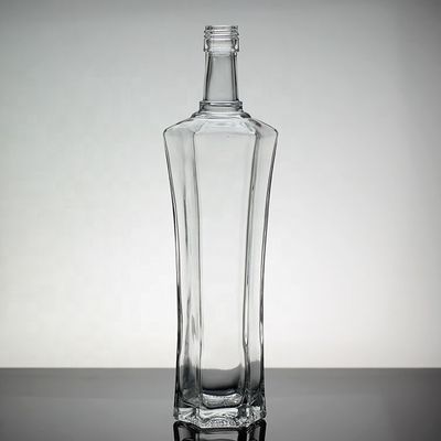 Botellas de vodka de vidrio de 500 ml personalizadas con tapa de tornillo para el manejo de la superficie del vodka