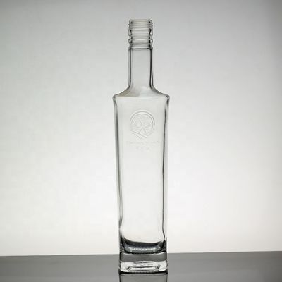 Botellas de vodka de vidrio de 500 ml personalizadas con tapa de tornillo para el manejo de la superficie del vodka