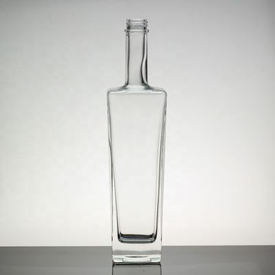 Botellas de vodka de vidrio de 500 ml personalizadas con tapa de tornillo para el manejo de la superficie del vodka