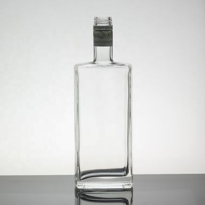 Botellas de vodka de vidrio de 500 ml personalizadas con tapa de tornillo para el manejo de la superficie del vodka
