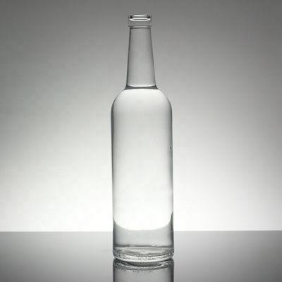 Botellas de vodka de vidrio de 500 ml personalizadas con tapa de tornillo para el manejo de la superficie del vodka