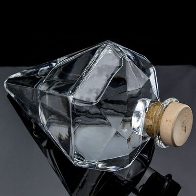 Botella de whisky de vidrio de 700 ml con forma única de diamante y logotipo personalizado