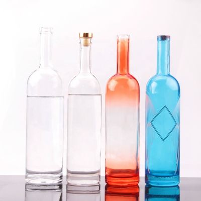 Botella de vodka de vidrio redonda de 750 ml con tapa de corcho y manejo de superficie personalizado