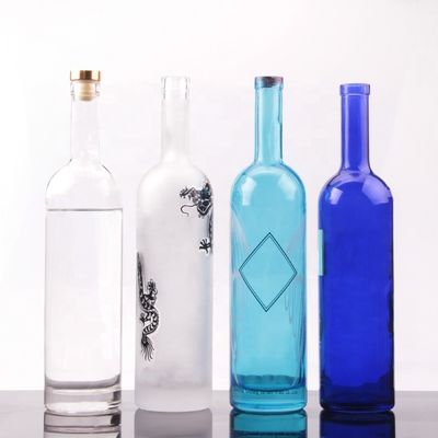 Botella de vodka de vidrio redonda de 750 ml con tapa de corcho y manejo de superficie personalizado