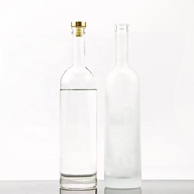 Botella de vodka de vidrio redonda de 750 ml con tapa de corcho y manejo de superficie personalizado
