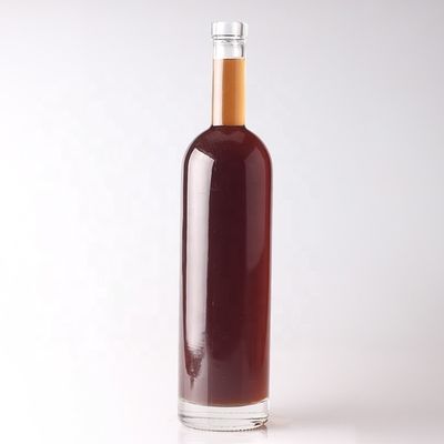 Botella de vodka de vidrio redonda de 750 ml con tapa de corcho y manejo de superficie personalizado