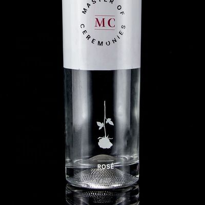 Botella personalizada 750 ml pintura en aerosol blanco whisky vodka botella de vidrio vacía con corcho