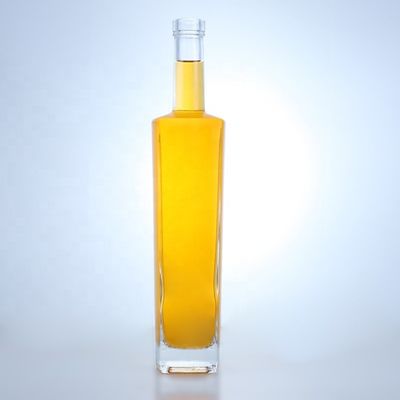 Botella de vidrio de licor de forma redonda de 700 ml con logotipo personalizado y acabado de corcho