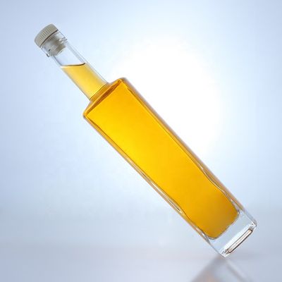 Botella de vidrio de licor de forma redonda de 700 ml con logotipo personalizado y acabado de corcho