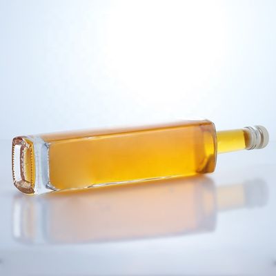 Botella de vidrio de licor de forma redonda de 700 ml con logotipo personalizado y acabado de corcho