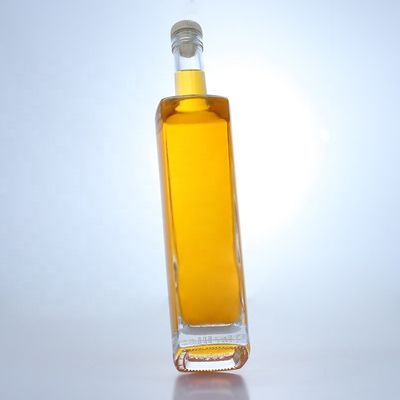 Botella de vidrio de licor de forma redonda de 700 ml con logotipo personalizado y acabado de corcho