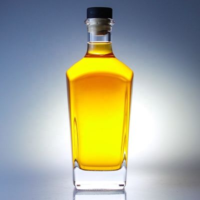 Botella de ginebra cuadrada de 700 ml con acabado de corcho y fondo grueso hecho de vidrio extra de sílex