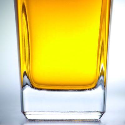 Botella de ginebra cuadrada de 700 ml con acabado de corcho y fondo grueso hecho de vidrio extra de sílex