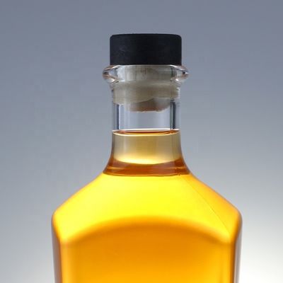 Botella de ginebra cuadrada de 700 ml con acabado de corcho y fondo grueso hecho de vidrio extra de sílex