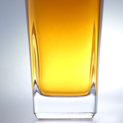 Botella de ginebra cuadrada de 700 ml con acabado de corcho y fondo grueso hecho de vidrio extra de sílex