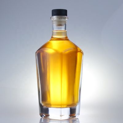 Botella de ginebra cuadrada de 700 ml con acabado de corcho y fondo grueso hecho de vidrio extra de sílex